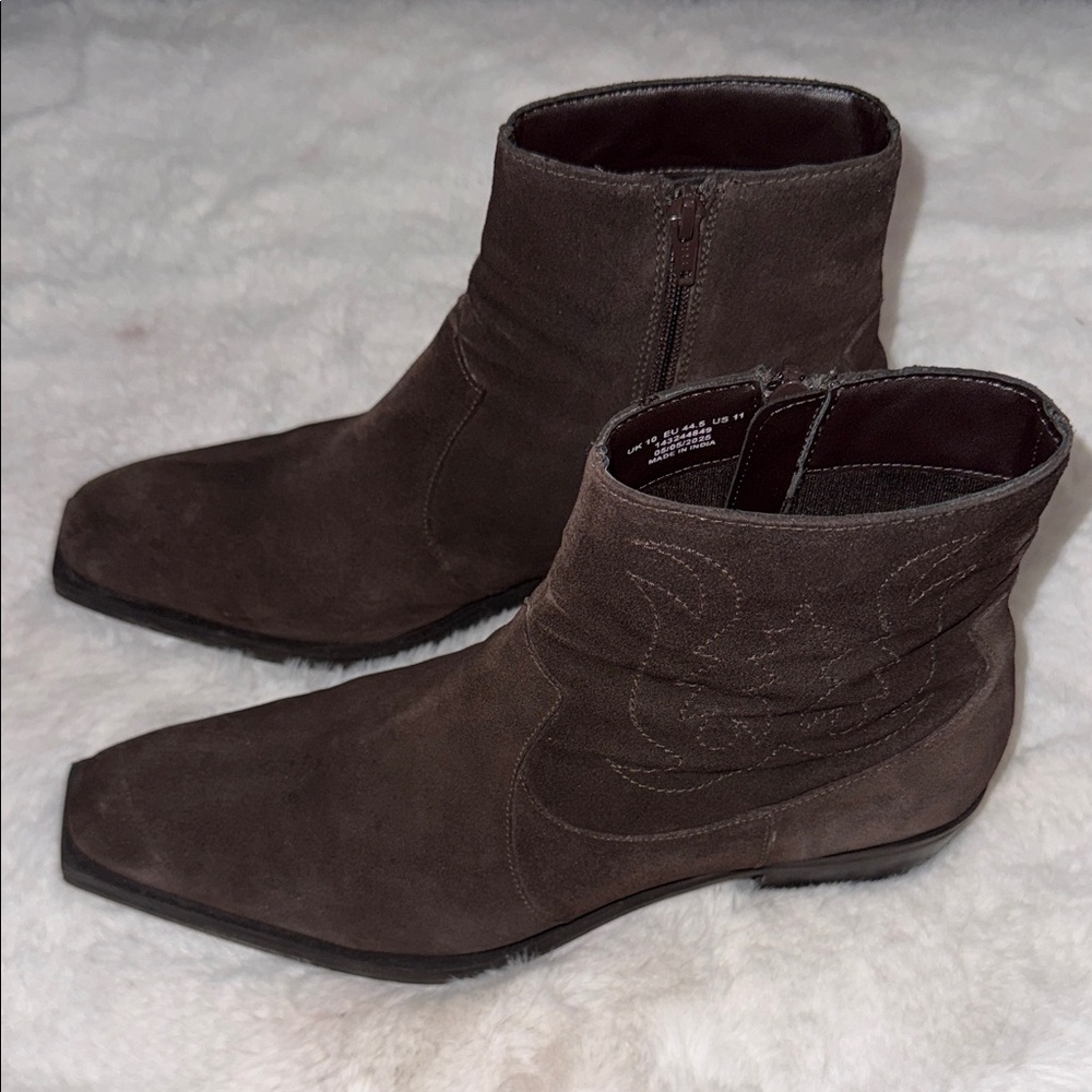 Mens size 11 brown suede ankle boots with western detail